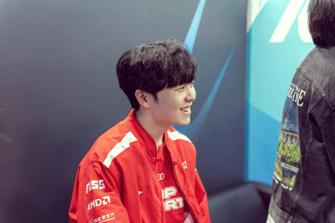 包含Rookie巅峰对决，Scout与90激战阿森纳分钟，挺进下一轮胜负难料！的词条